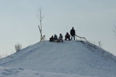 Grossansicht in neuem Fenster: Rodelhügel in Landsham an der Ulrich-Nanshaimer-Straße